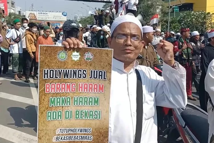 Umat Islam Kota Bekasi meminta Plt Wali Kota Bekasi Tri Adhianto tutup permanen Holywings Forest Summarecon. (FOTO: Dharma/Suarakarya.id)