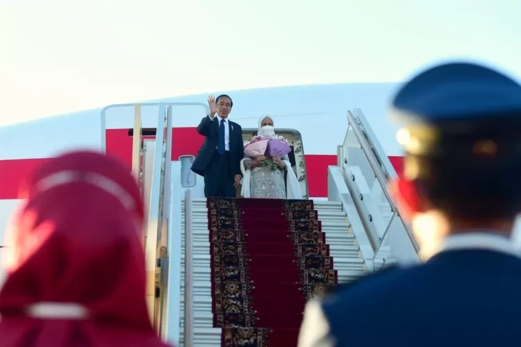 Dari Moskow, Presiden Jokowi dan Ibu Iriana terbang ke Abu Dhabi. (BPMI Setpres.)