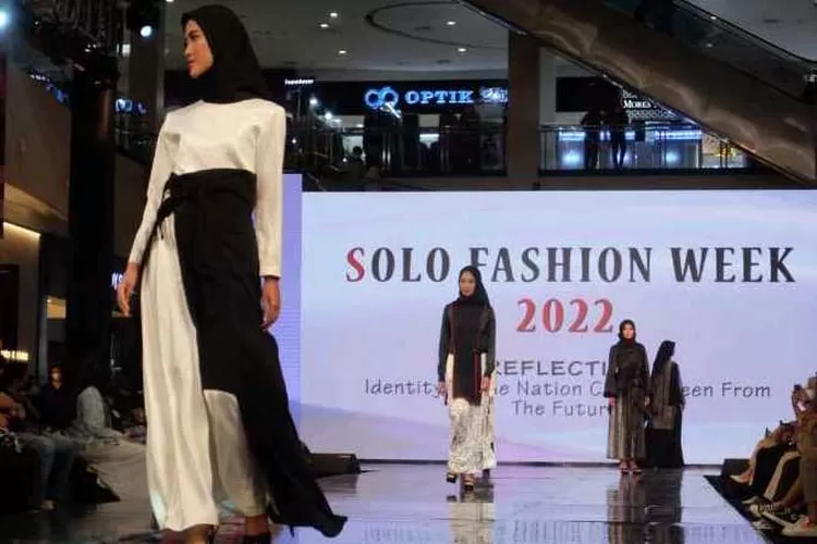 Sejumlah karya terbaik desainer nasional yang tampil di Solo Fashion Week di Solo Paragon Mall Solo (Endang Kusumastuti)