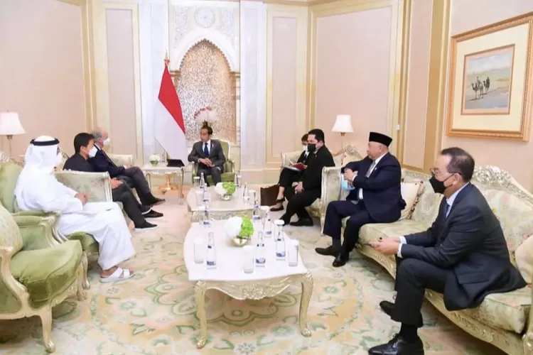 Presiden Joko Widodo saat melakukan pertemuan dengan pemgusaha asal Abu Dhabi (Instagram/@sekretariat.kabinet)