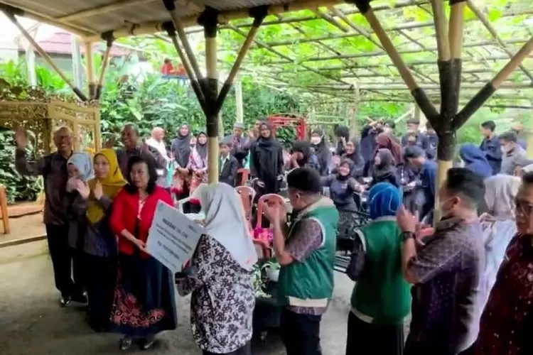 Pemberian bantuan merupakan komitmen PLN dalam melaksanakan tujuan Pembangunan Berkelanjutan/TPB  (Instagram/PKBM Bina Bangsa Berkarakter)