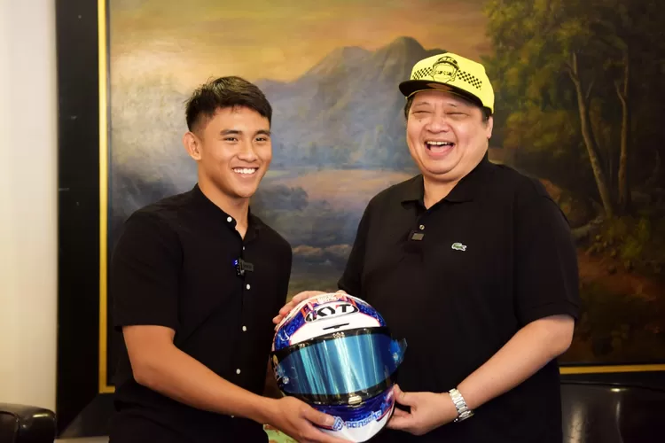 Menko Perekonomian Airlangga Hartarto menerima  pembalap Indonesia yang berlaga di gelaran MotoGP pada kelas Moto3, Mario Aji (Kemenko Perekonomian )