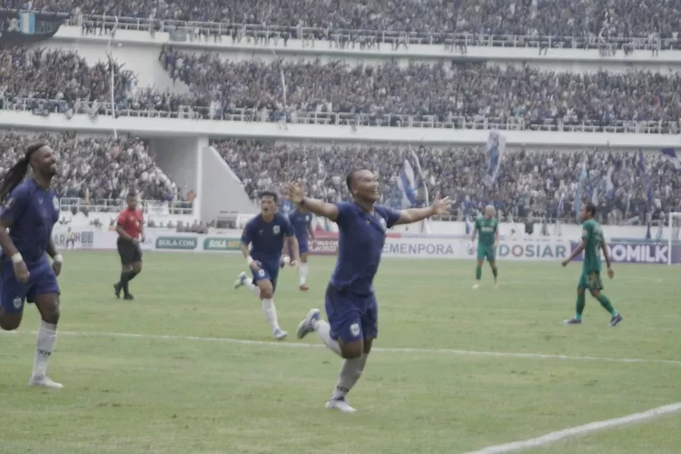 Wawan Febrianto merayakan golnya ke gawang Bhayangkara FC (Audrian F/Ayosemarang.com)