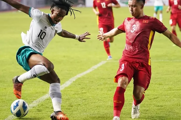 Aksi Ronaldo Kwateh saat lakoni laga lawan Vietnam di ajang Piala AFF 2022 (Instagram/@PSSI)