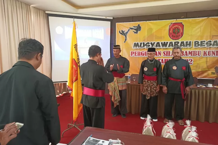 Pengukuhan pendekar kehormatan dan pendekar utama Perguruan Silat Bambu Kuning Kendal dalam acara Musyawarah Besar di Tirto Arum Baru Minggu 03 Juli 2022. (edi prayitno/kontributor Kendal)