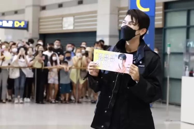 Mew Suppasit Datang Ke Korea, Fans Memadati Bandara dan Menunggu Hingga 2 Jam (Gorajuara.com/Tangkapan layar YouTube Newsen TV-Korea Entertaiment)