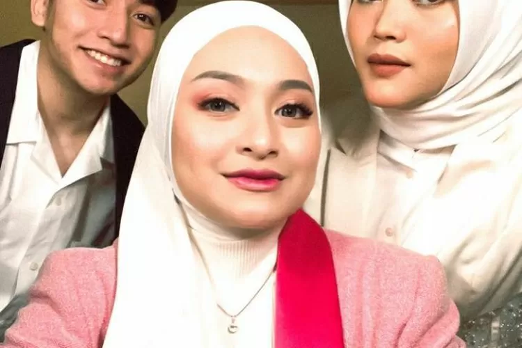 Nathalie Holcher dan Putri Delina (@nathalieholscher)