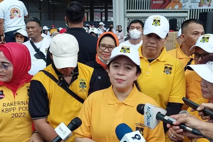 Ketua Dewan Pembina KBPP Polri Puan Maharani diwawancarai awak media seusai melepas dan ikut menjadi peserta Fun Walk di Gelora Bung Karno  (Sadono )