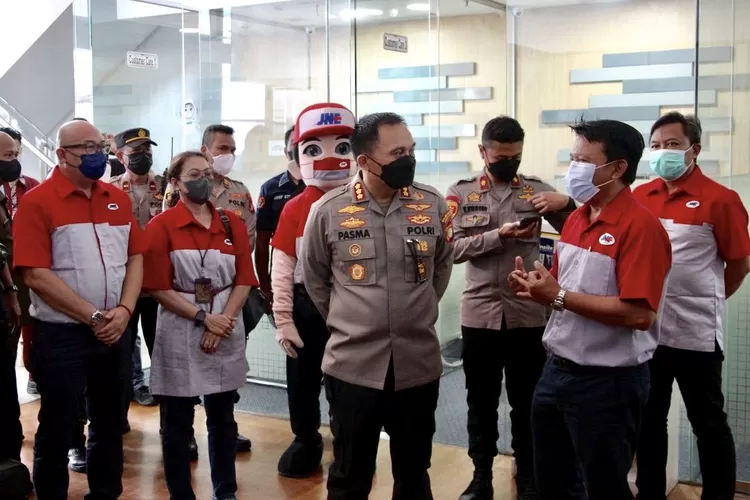 Direktur Operasional JNE Edi Santoso (kanan) bersama Kapolres Jakarta Barat Kombes Pol Pasma Royce ketika meninjau Sentra Vaksinasi JNE - Foto: Henry Lukmanul Hakim