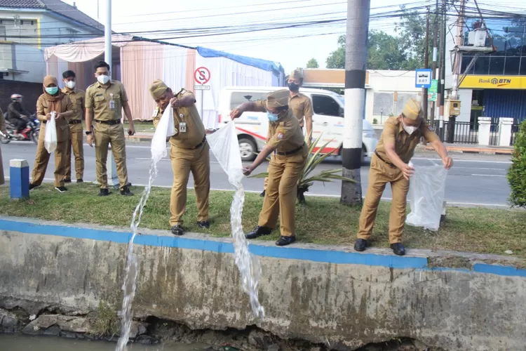 Wakil Bupati Kendal Windu Suko Basuki menebarkan benih ikandi kali reyeng depan rumah dinas Senin 04 Juli 2022. (edi prayitno/kontributor Kendal)