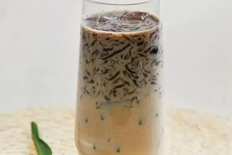  Es Cincau Gula Merah Susu (Sumber Foto: dapurkintamani.com)