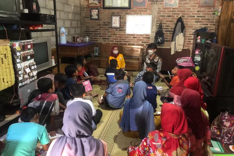 Proses kegiatan pembelajaran yang dilaksanakan pada salah satu rumah warga Dusun Wiropati, Desa Banyusidi, Kecamatan Pakis, Kabupaten Magelang (Faisal Hendrawan Dwi Janarko magang Ayosemarang)