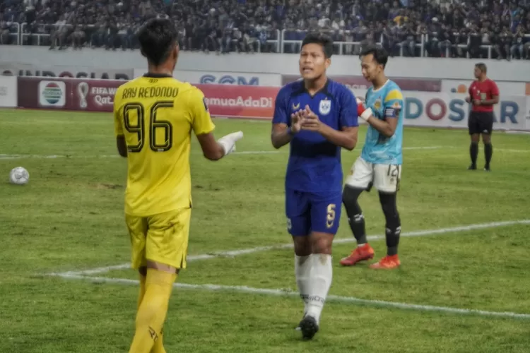Wahyu Prast menyemangati Redondo dalam babak adu penalti. Usai menang lawan Bhayangkara FC, PSIS Semarang langsung fokus semifinal. (Ayosemarang.com/ Audrian Firhannusa)