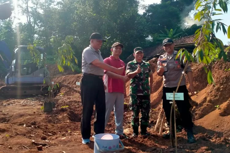 Kades Wates Wonotunggal saat memulai penanaman perdana bibit pohon durian musang king di Buper Desa Wates. Dok
