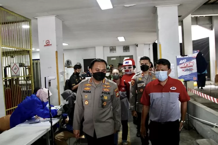 Sebelum membuka acara, Direktur Operasional JNE Edi Santoso mengajak Kapolres Jakarta Barat Kombes Pol Pasma Royce SIK. MH mengelilingi  sentra vaksinasi JNE di Jl. Tomang Raya No 9-11 - Foto: Henry Lukmanul Hakim