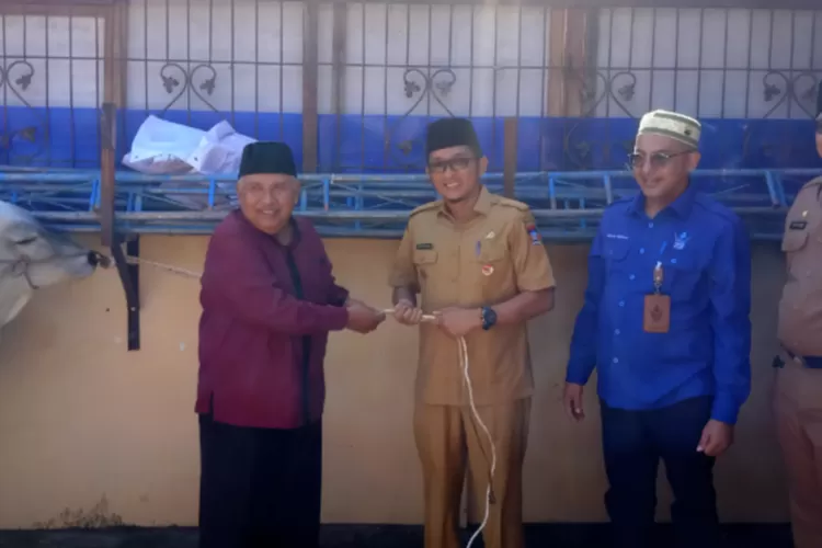 Walikota Padang Hendri Septa menyerahkan secara simbolis sapi kurban kepada pengurus Masjid Nur Hikmah.