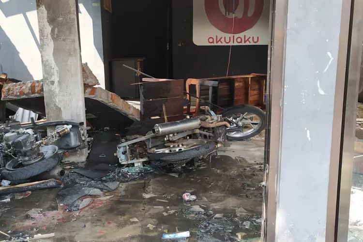 Update kerusuhan Babarsari, motor dibakar dan ruko dirusak. (Foto: Samento Sihono)