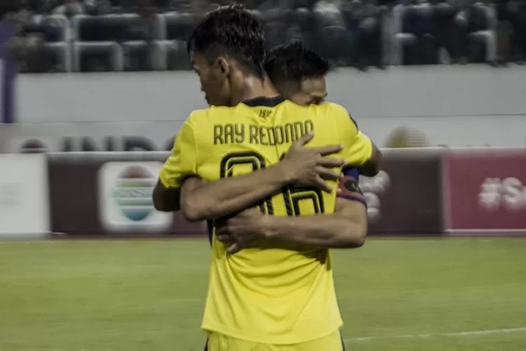 Ray Redondo dipeluk oleh kapten PSIS Semarang Frendi Saputra. Redondo jadi pahlawan PSIS Semarang dalam adu penalti.  (Ayosemarang.com/ Audrian Firhannusa)