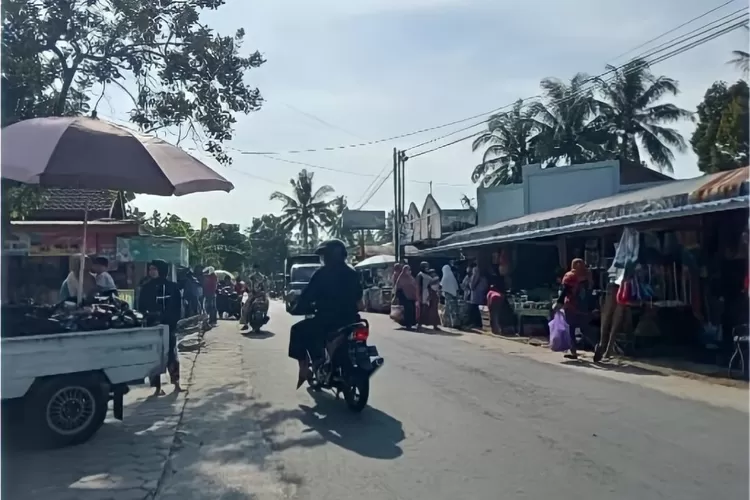 Kondisi proyek pelebaran jalan di area Pasar Sraten menyebabkan sedikit kemacetan di sejumlah area pasar.  (Nila Rafiqa / magang Ayosemarang)