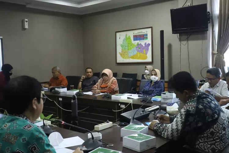 Komisi B DPRD Kota Bandung melakukan rapat kerja membahas evaluasi Program Kerja Triwulan II Tahun anggaran 2022 bersama Dinas KUKM Kota Bandung, di Ruang Rapat Komisi B DPRD Kota Bandung kemarin ini. Dani/Humpro DPRD Kota Bandung.