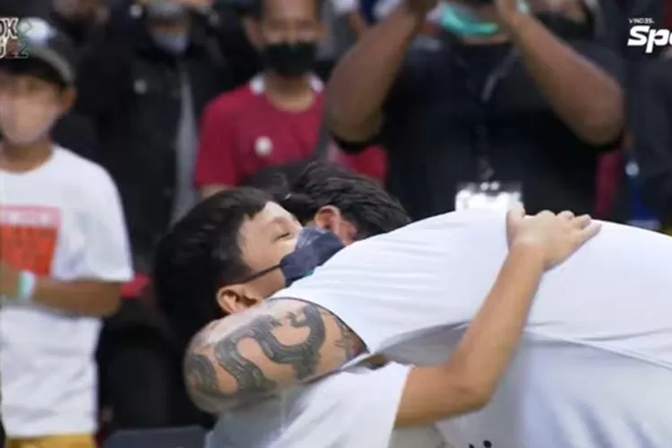 Vincent Rompies memenangkan pertandingan puncak Tepok Bulu 2022 melawan Valentino Jebret. (Gorajuara/ dok: Tangkapan Layar YouTube/ VINDES )