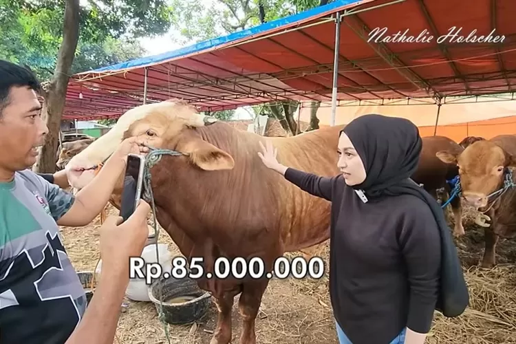 Nathalie Holscher kurban pertama Idul Adha 2022. (Gorajuara/ dok: Tangkapan Layar YouTube/ NATHALIE HOLSCHER)