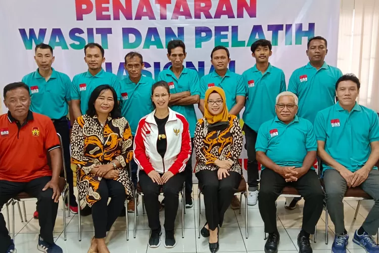 Ketua Umum PP PKSI Rudianita Legawati berfoto dengan peserta penataran.  (Ist)