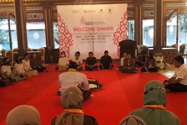 Wilujengan atau doa keselamatan demi kelancaran kegiatan TIIWG G20 di Keraton Surakarta (Endang Kusumastuti)