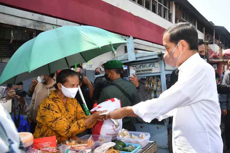Presiden Jokowi menyerahkan bantuan sosial kepada pedagang di Pasar Peterongan, Semarang,  Selasa 5 Juli 2022. (ayosolo.id/Rusman - Biro Pers Sekretariat Presiden)