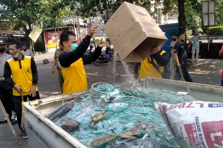 Pemerintah Bersama Warga Gotong royong Bersih-bersih di Ruko Babarsari Pascakerusuhan. (Humas kapanewon)