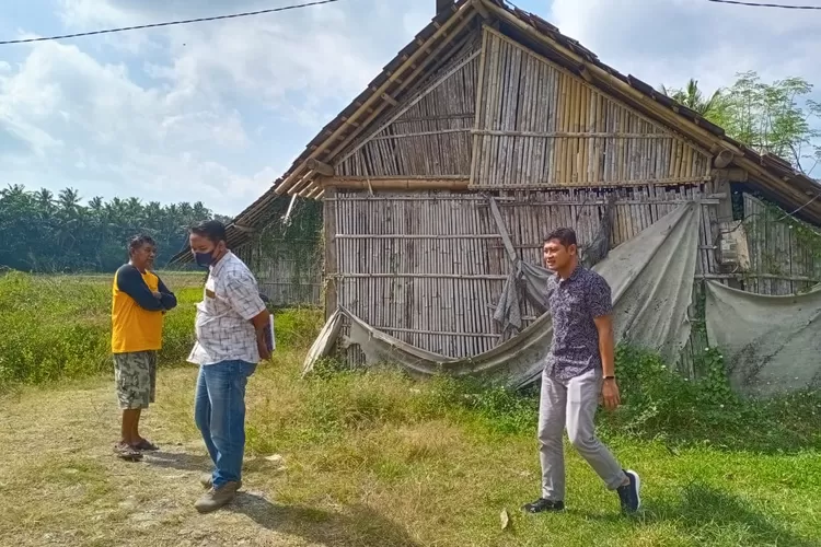 Polisi memeriksa kandang ayam yang dibobol pencuri di Kulon Progo (Foto: Humas Polres Kulon Progo)
