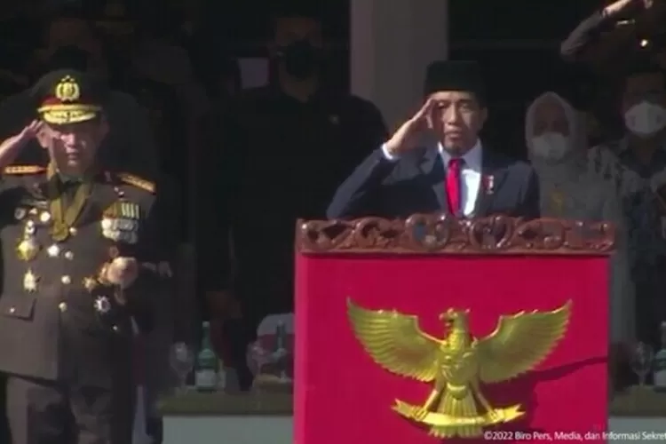 Presiden Jokowi dan Kapolri Jenderal Pol Listyo Sigit Prabowo pada Upacara Peringatan HUT Ke-76 Bhayangkara 2022. (Tangkapan layar YouTube.)