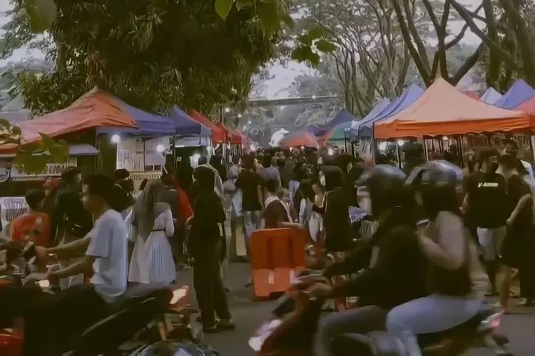 Suasana sore hari yang ramai dan padat pengunjung di kuliner Rindam Diponegoro Magelang. (Nila Rafiqa magang Ayosemarang)
