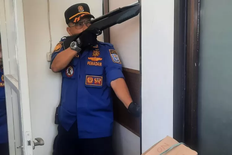 Petugas Diskar PB Kota Bandung lumpuhkan monyet liar di bank bjb dengan tembakan bius (Foto: Humas Diskar PB Kota Bandung)