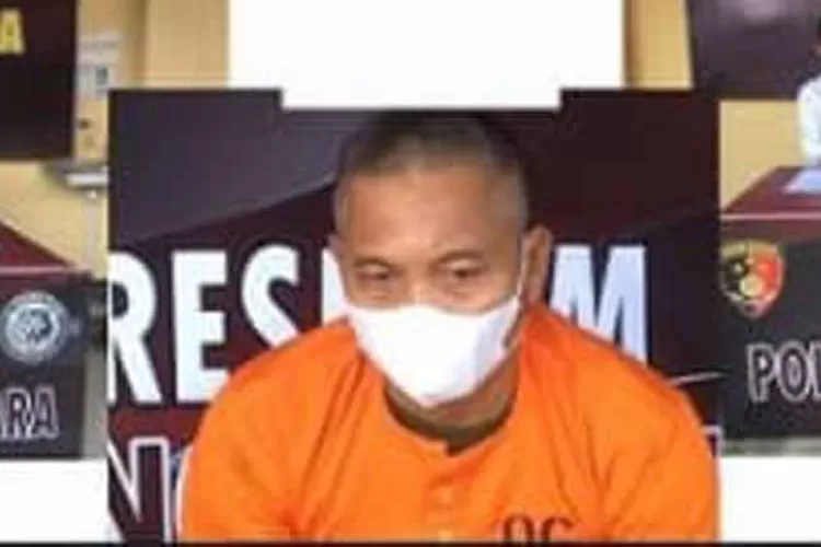 Pelaku pembunuhan yang emosi karena keciprata air saat dihadirkan dalam jumpa pers di Polres Bengkulu Utara