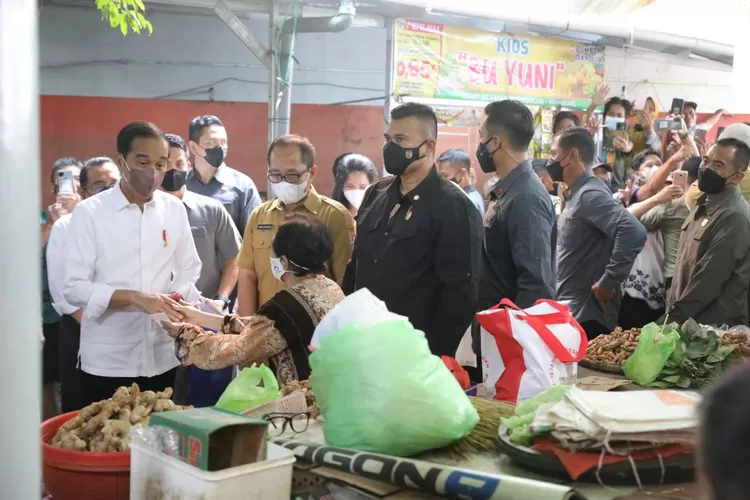 Presiden Jokowi saat tiba di Pasar Peterongan Semarang. Kunjungan Jokowi kali ini untuk membagikan PKH. (Humas Pemprov Jateng)