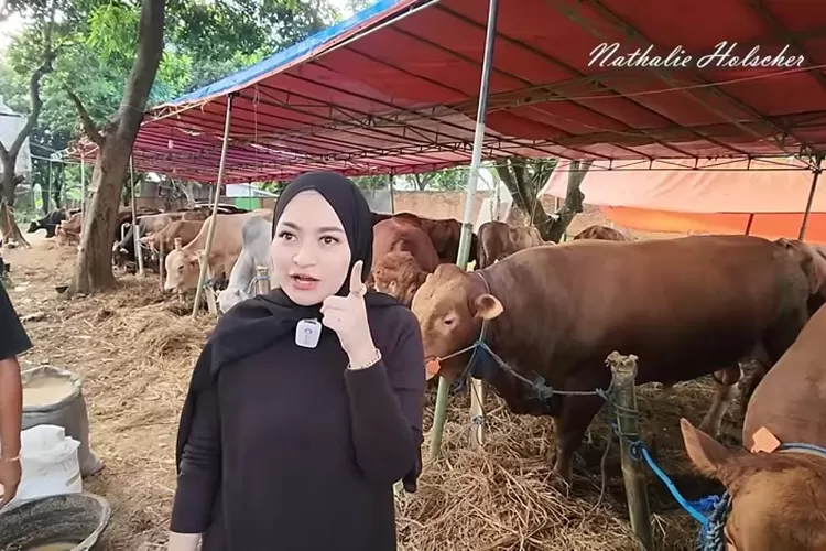 Nathalie Holscher kurban pertama Idul Adha 2022. (Gorajuara/ dok: Tangkapan Layar YouTube/ NATHALIE HOLSCHER)