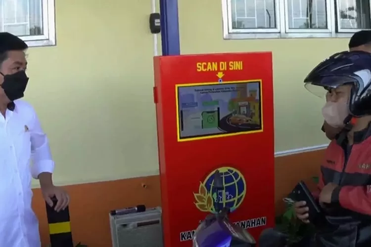Warga mencoba layanan drive thru di kantor ATR-BPN Kendal untuk mengurus sertifikat.  (edi prayitno/kontributor Kendal)
