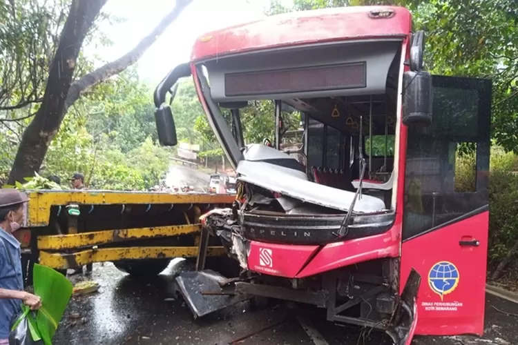 Bus Trans Jateng yang tertabrak truk tronton di Jalan Gunungpati-Cangkiran. Akibat kecelakaan ini menimbulkan satu korban meninggal dunia. (Polres Kendal)