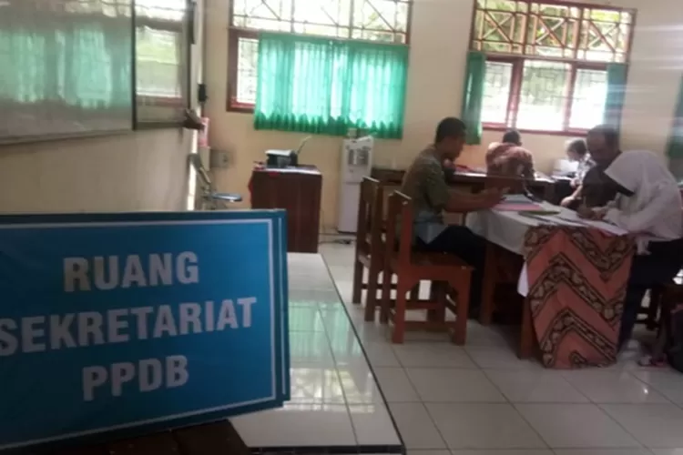 Peserta calon didik baru SMAN 1 Batang mendaftar ulang. &nbsp; (Muslihun/Kontributor Batang)