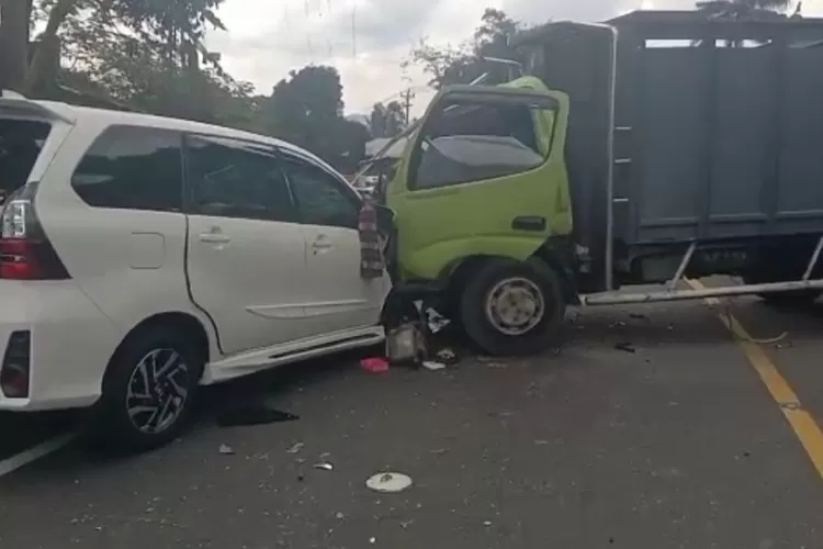 BREAKING NEWS Kecelakaan di Pringsurat Temanggung Siang Ini Mobil vs Truk hingga Ringsek Parah (Istimewa)