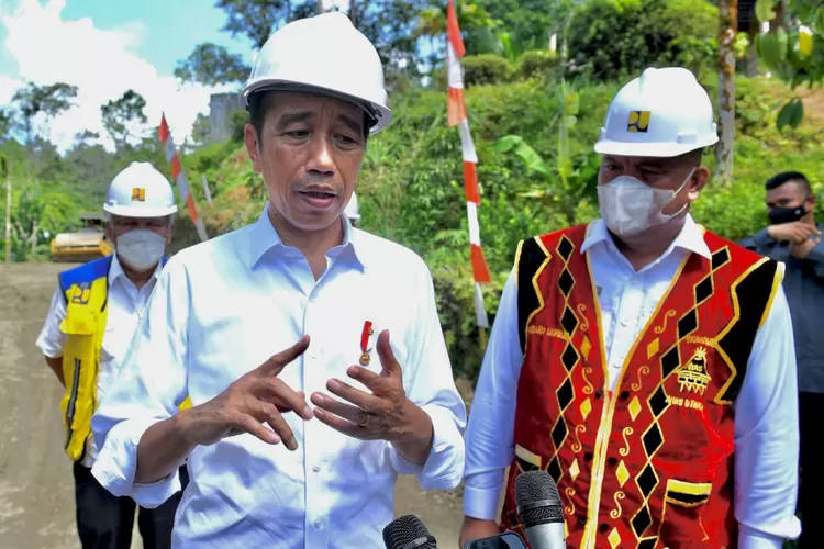 Presdien Jokowi meninjau proyek infrastruktur di Pulau Nias (presidenri.go.id)