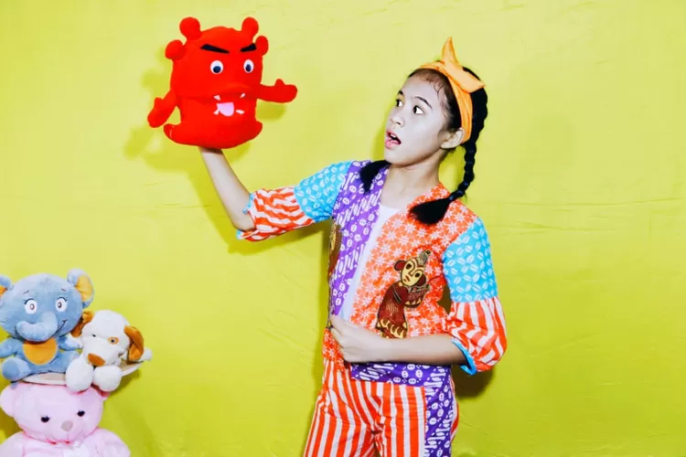 Sastrawan Cilik dari Kota Yogyakarta, Binar Mutiara Yahya tengah Mendongengkan Cerita. (Dokumen Dinas Kebudayaan Kota Yogya.)