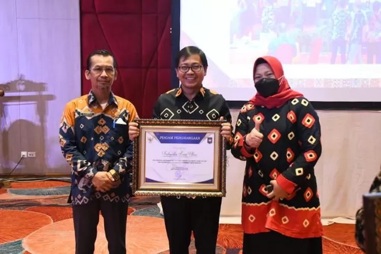 Wakil Bupati Luwu Utara, Suaib Mansur, Kamis (7/7/2022), menerima penghargaan terbaik ketiga dalam hal penanganan stunting di Provinsi Sulawesi Selatan di Hotel Gammara Makassar. (dok. klikanggaran)