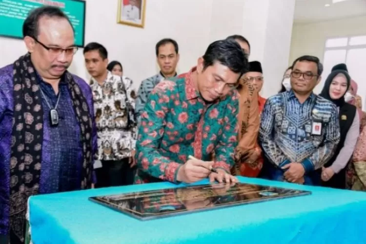 Bupati Batang Hari, MFA, resmikan perpustakaan baru (dok. klikanggaran)