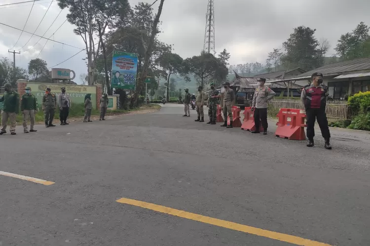 Petugas gabungan lakukan chek point terhadap pengendara yang membawa hewan ternak di Rancabali, Kabupaten Bandung. /Humas Polsek Ciwidey