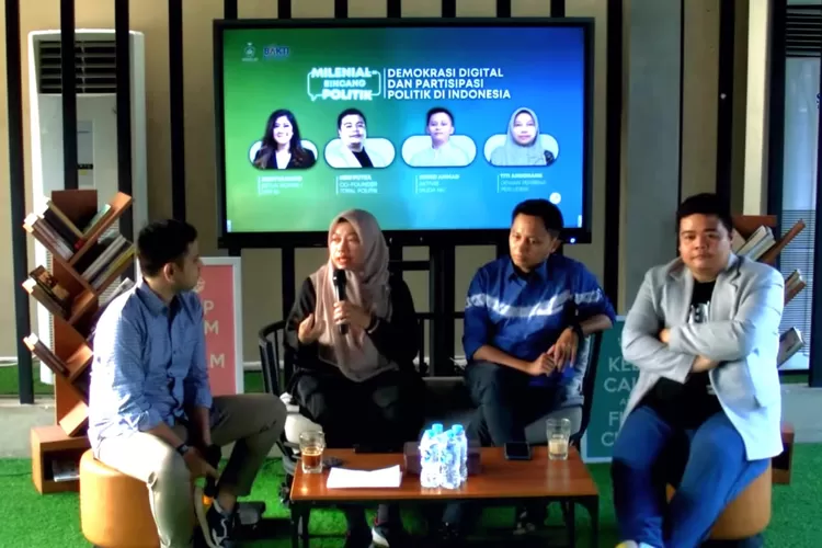 Diskusi yang diselenggarakan Sekolah Politik dan Komunikasi Indonesia yang bekerjasama dengan Bakti Kominfo itu menghadirkan Dewan Pembina Perludem, Titi Anggraini, Aktivis Muda NU, Romzi Ahmad dan Co-Founder Total Politik, Arie Putra sebagai narasumber.