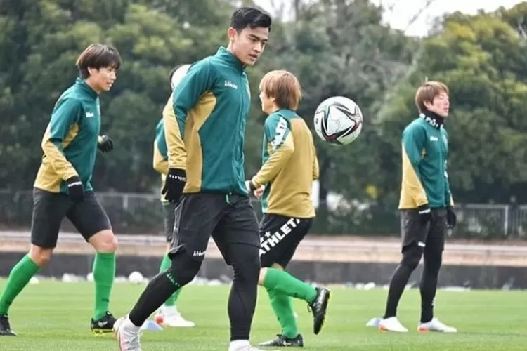 Aksi Pratama Arhan saat berlatih di Tokyo Verdy (Instagram/@pratamaarhan8)