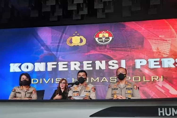 Kepala Biro Penerangan Masyarakat Divisi Humas Polri Brigjen Pol. Ahmad Ramadhan (tengah) memberikan keterangan pers di Mabes Polri, Jakarta, Jumat (8/7/2022).  (ANTARA/Laily Rahmawaty)
