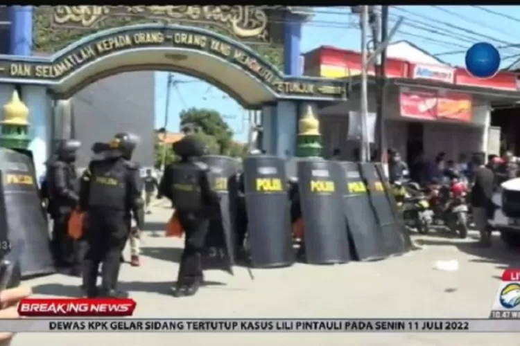 Proses jemput paksa tersangka pencabulan MSAT di ponpes Jombang berjalan alot.  (Metro TV )